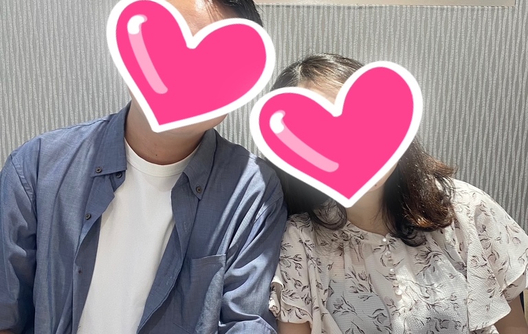自然体で惹かれ合ったお二人のご成婚写真。お顔は掲載時のマスキングを保持