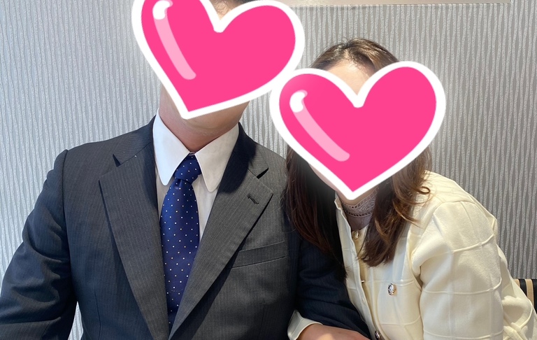 アメリカ在住の彼と30代同士のご成婚写真。お顔は掲載時のマスキングを保持