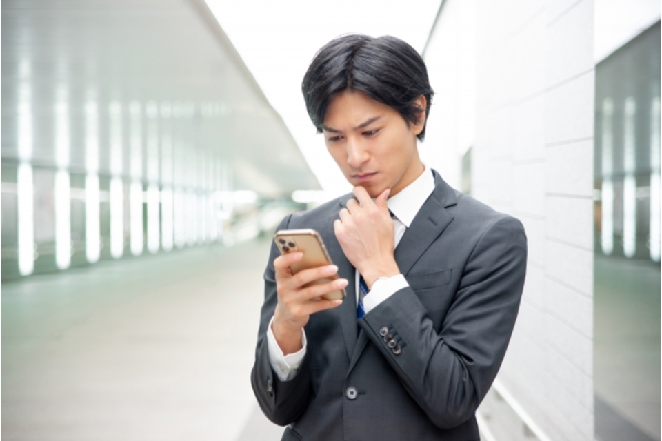 携帯みる男性
