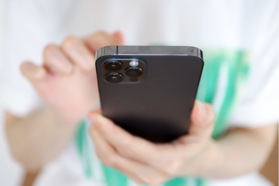 スマホを触る手